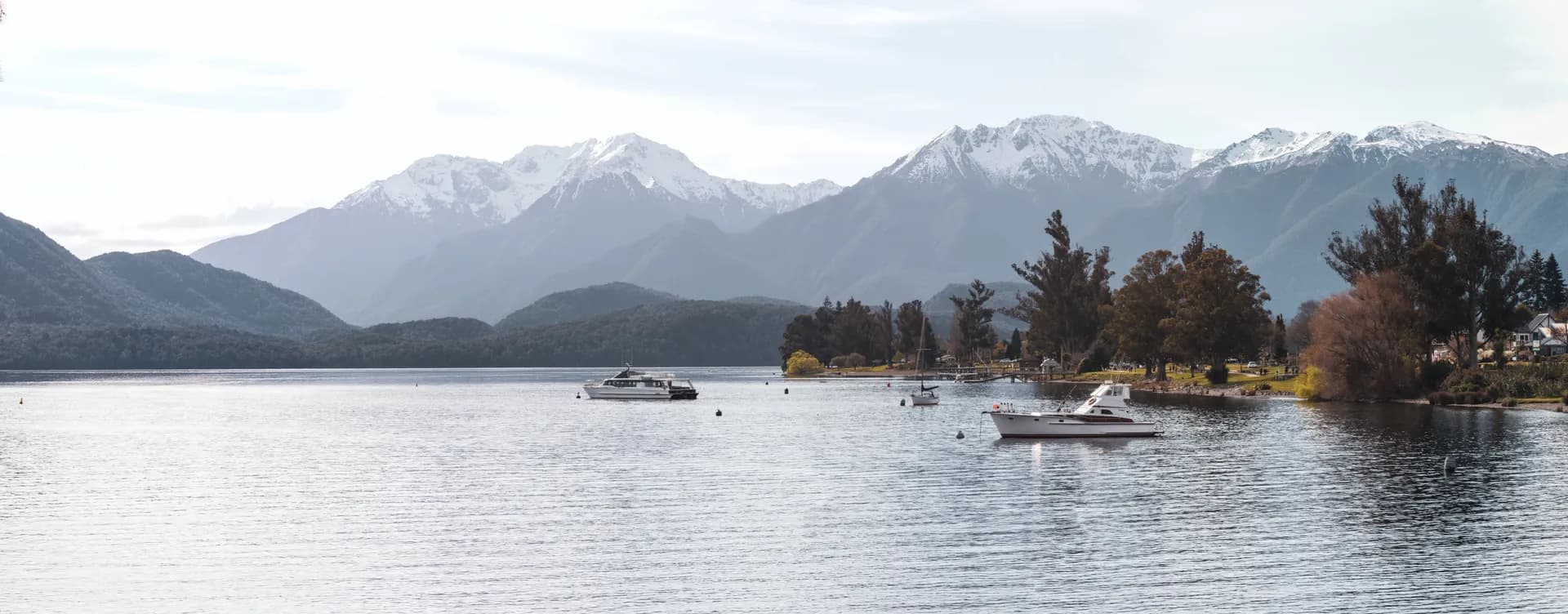 Te Anau lake and mountains in Fiordland, New Zealand
